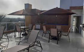 Apto no Jd Indaiá com piscina a 300m da praia